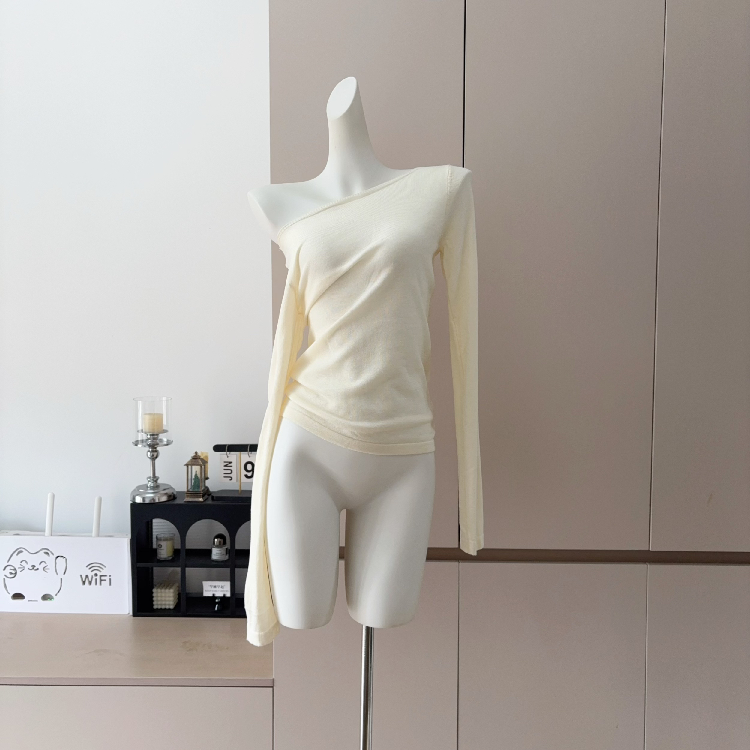 2026 Early Autumn Korean Style One Shoulder Cutout Slim Knit Top Women