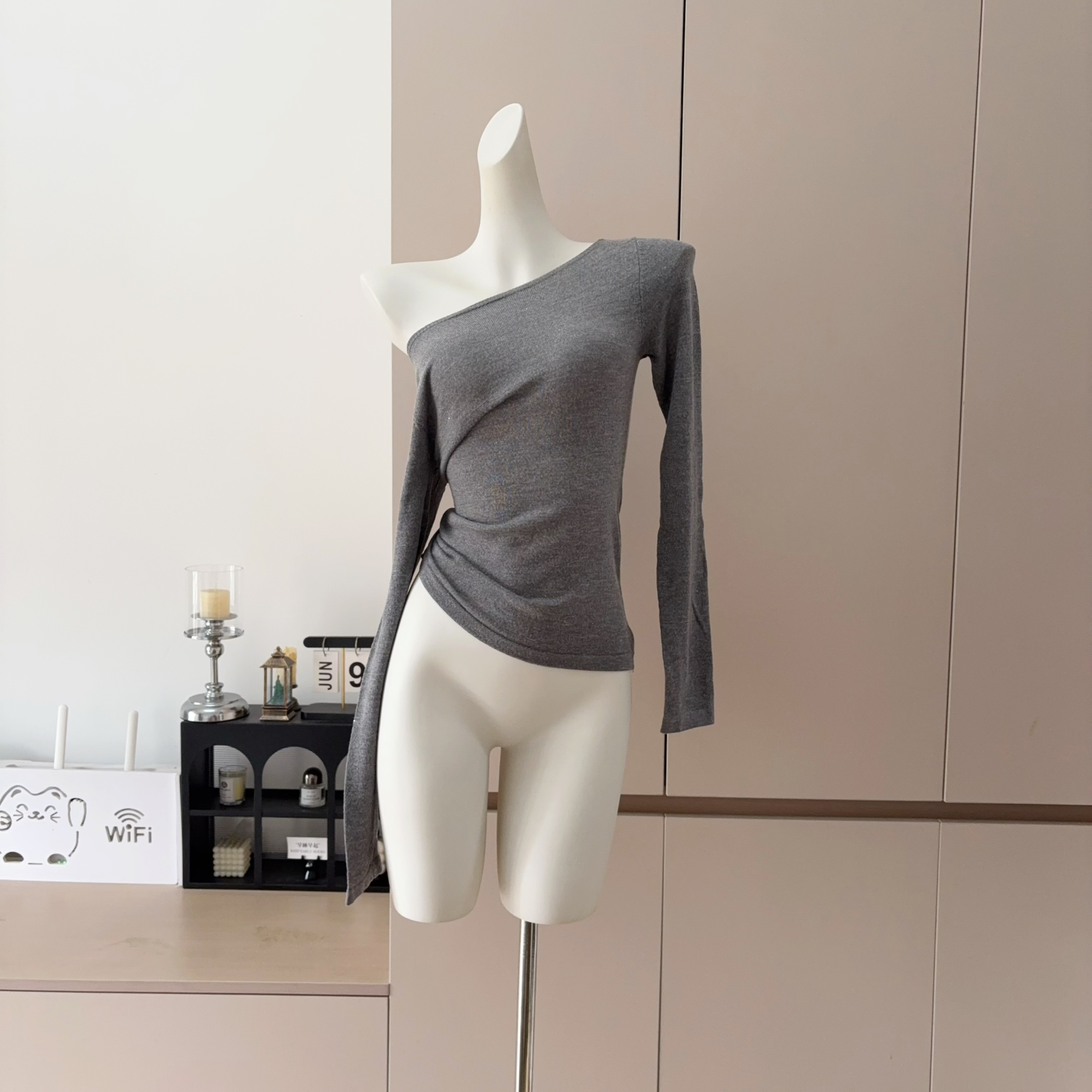 2026 Early Autumn Korean Style One Shoulder Cutout Slim Knit Top Women - Image 4